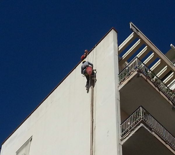 lavoro edile in quota su un edificio