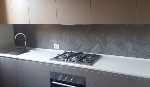 cucina con paraschizzi e pensili grigi