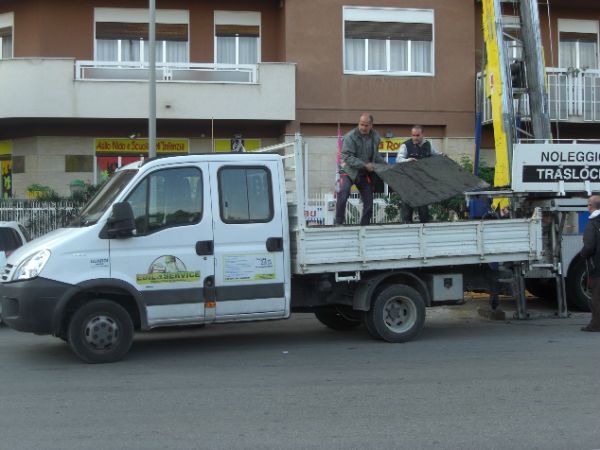 operai che eseguono un lavoro di impermeabilizzazione