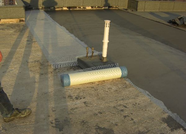 lavoro di impermeabilizzazione su un terrazzo