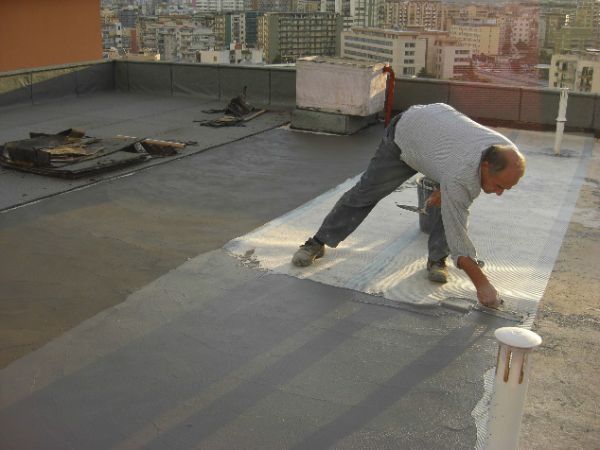 posa di materiale impermeabilizzante