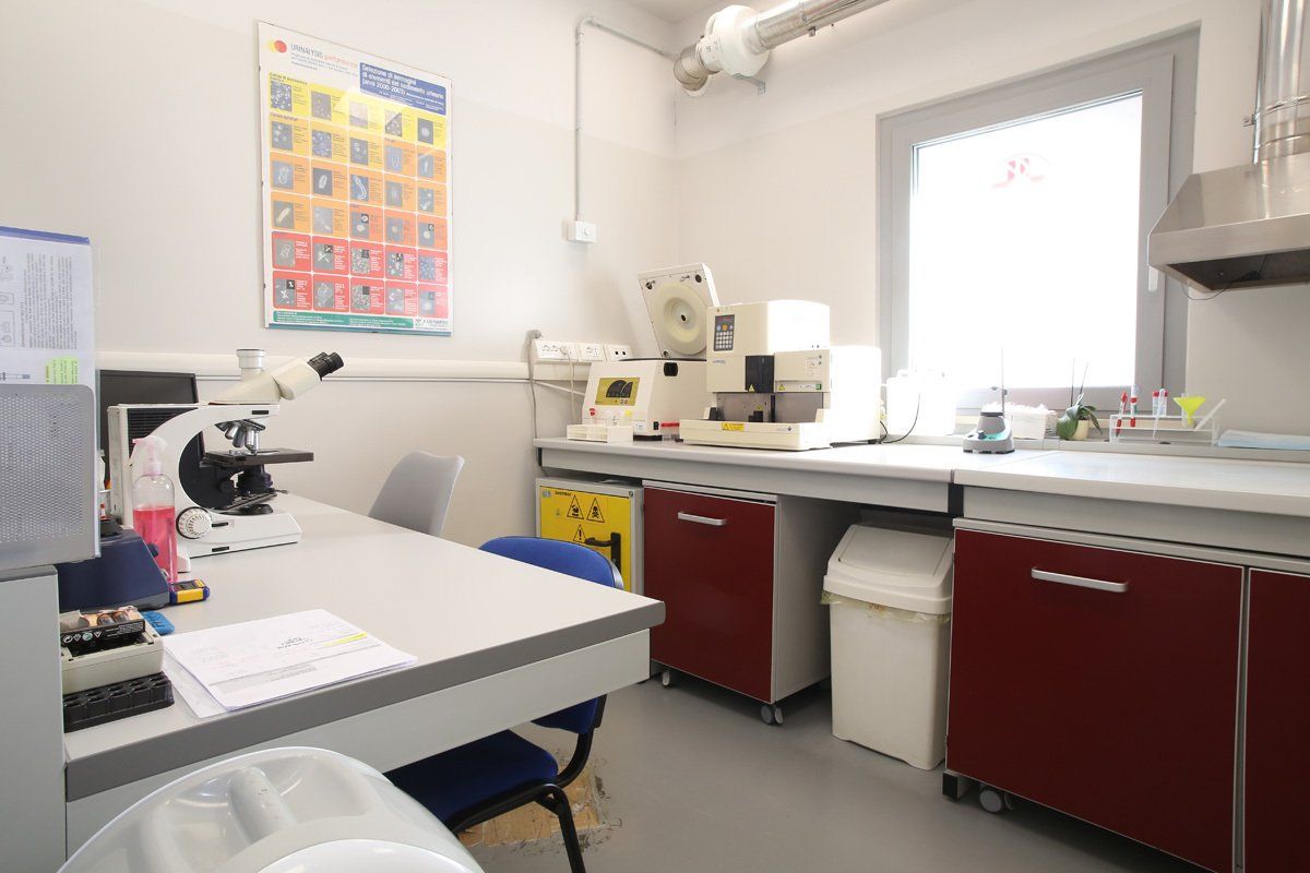 laboratorio analisi chimica clinica strumentazione