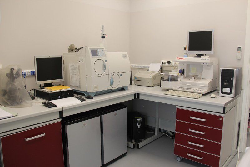 macchinari per analisi microbiologiche