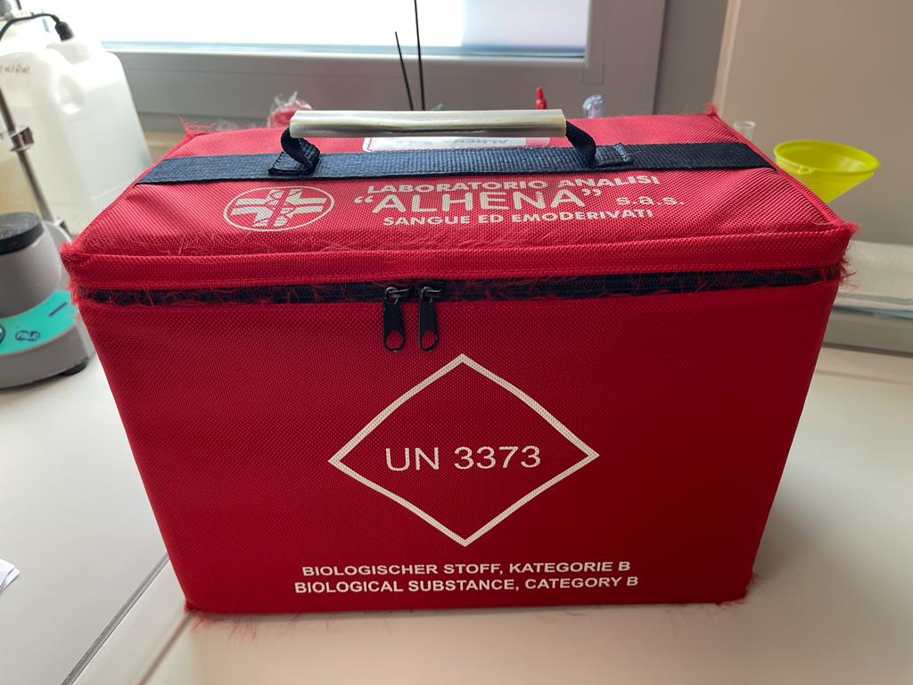 provette di sangue da analizzare