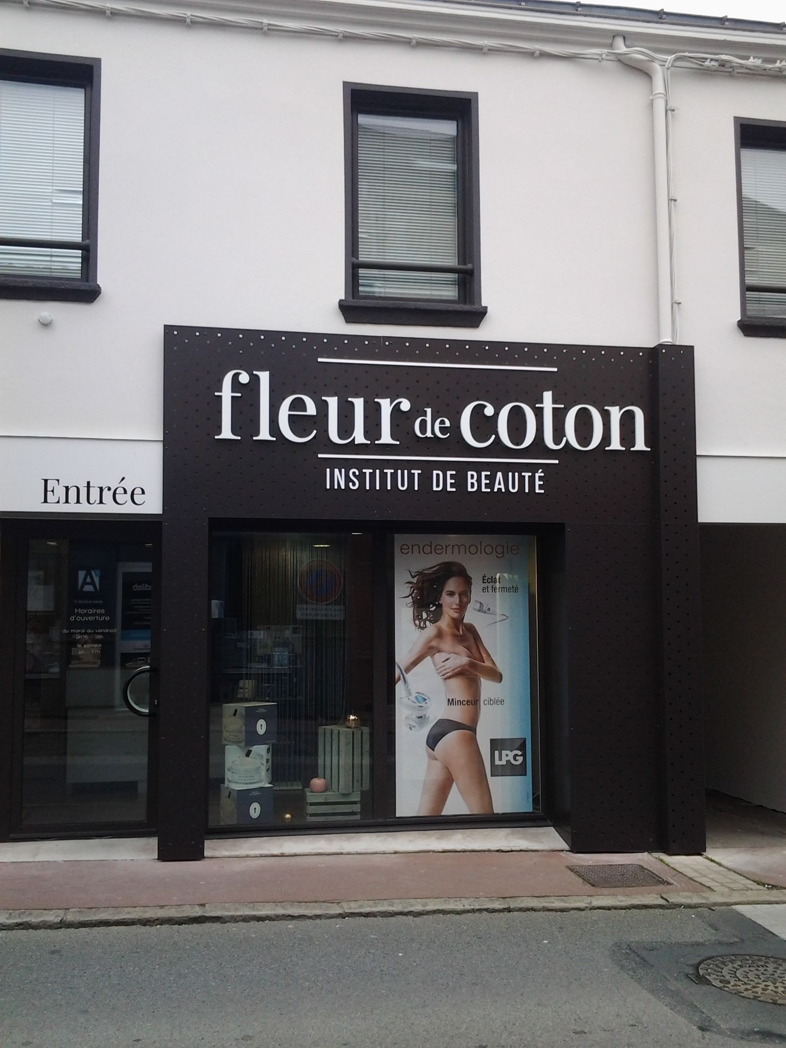 Fleur de coton est écrit sur la façade d'un bâtiment
