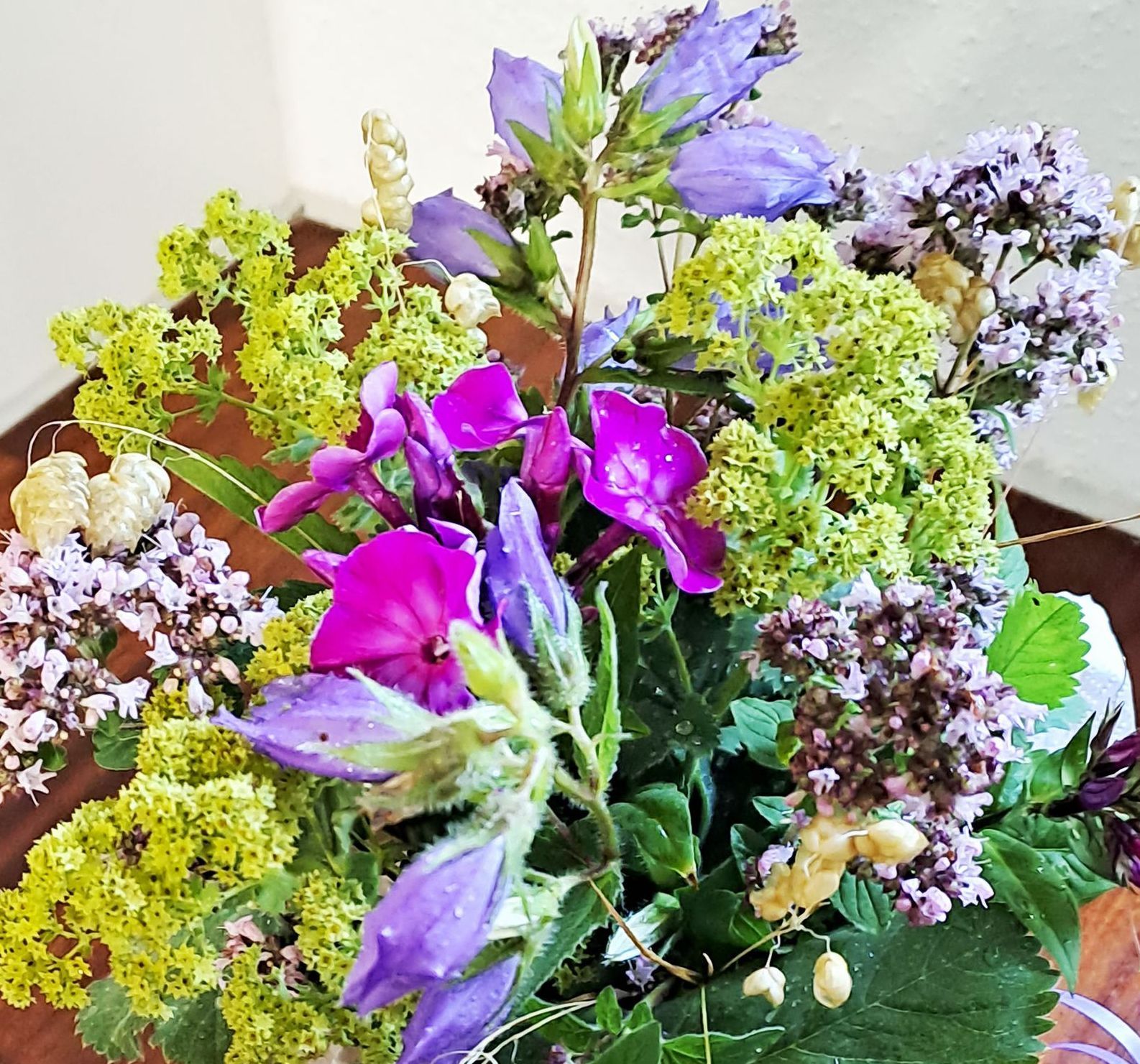 Die Mutter Erde stellt eine Vielfalt an Blumen für Natursträuße zur Verfügung.