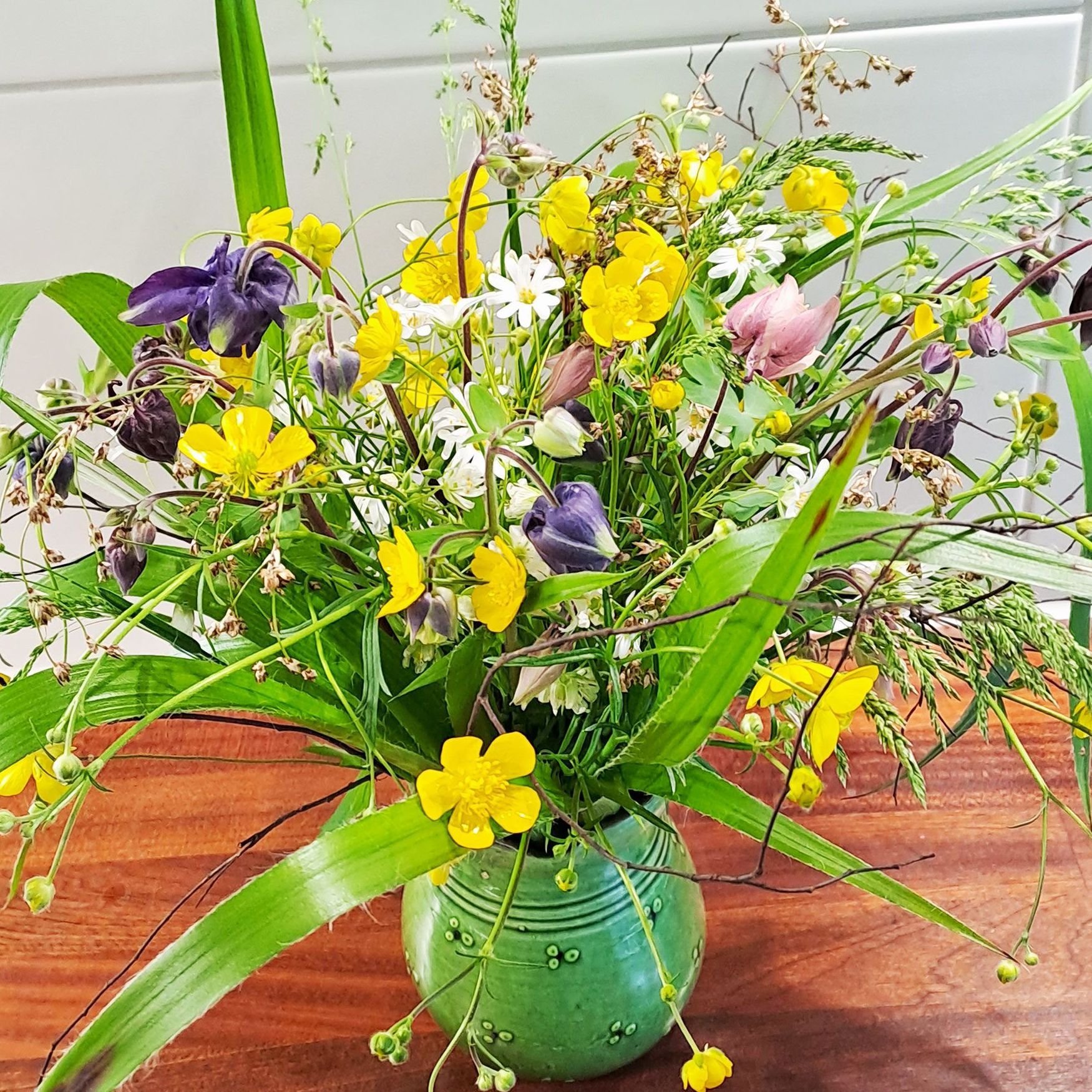 Natur-Blumensträuße mit Butterblumen