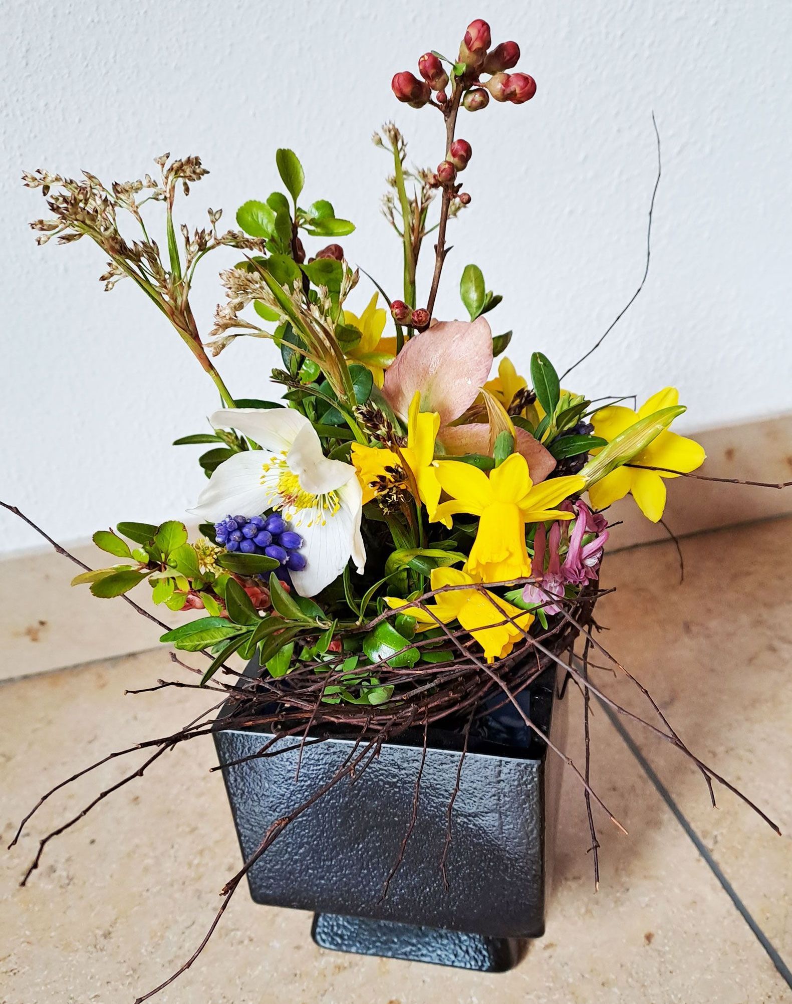Natur-Blumensträuße mit Narzissen