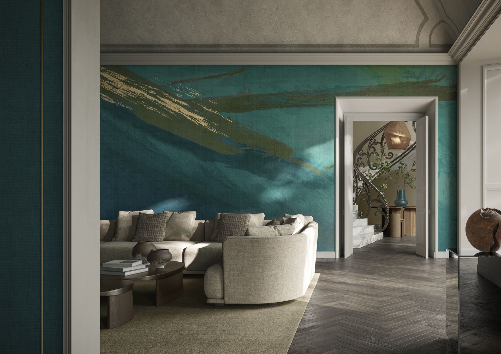 Interno del soggiorno con parete dipinta di blu, divano curvo beige e porta che conduce a una scala.