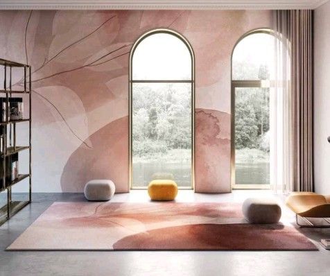 Soggiorno con ampie finestre, murale floreale astratto, toni rosa, oro e neutri.