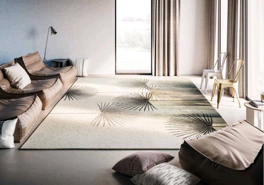 Soggiorno moderno con divano in pelle, tappeto a fantasia e ampia finestra.