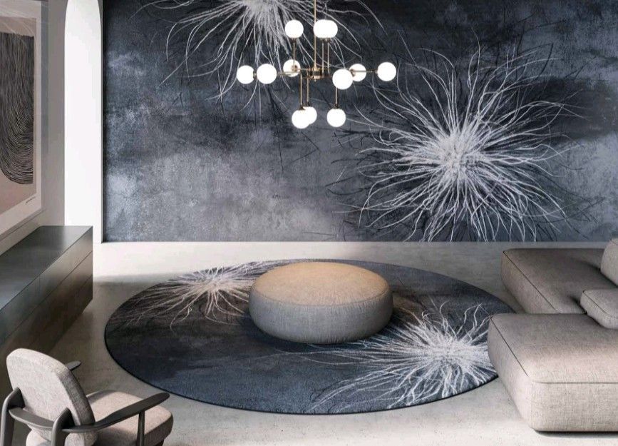 Soggiorno moderno con parete con motivi grigio scuro e tappeto rotondo, lampada e divano.