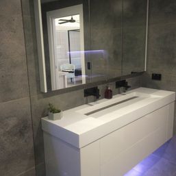 A bathroom with a sink and a mirror.