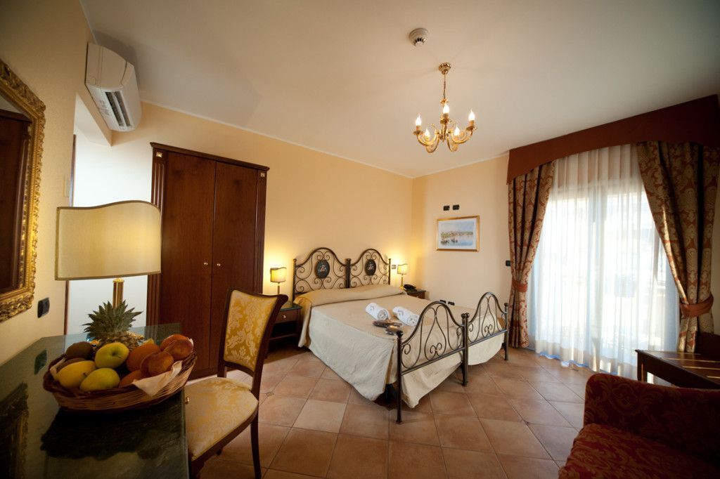 stanza di uno degli alberghi economici a Taormina