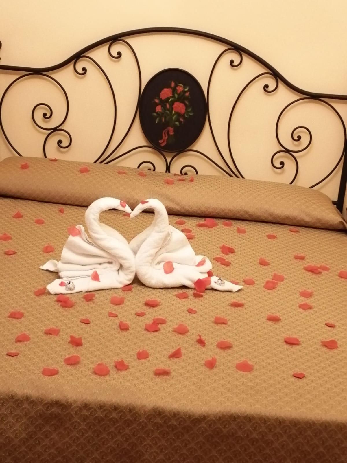 camera di uno degli alberghi economici a Taormina e dintorni