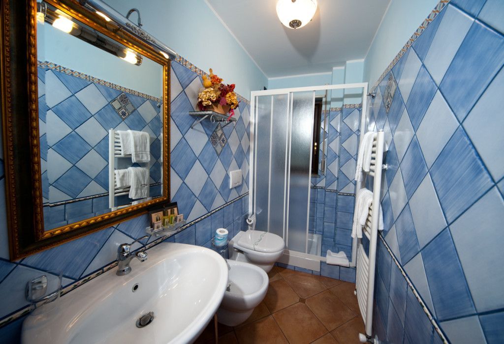 Camera con bagno di uno degli alberghi economici a Taormina