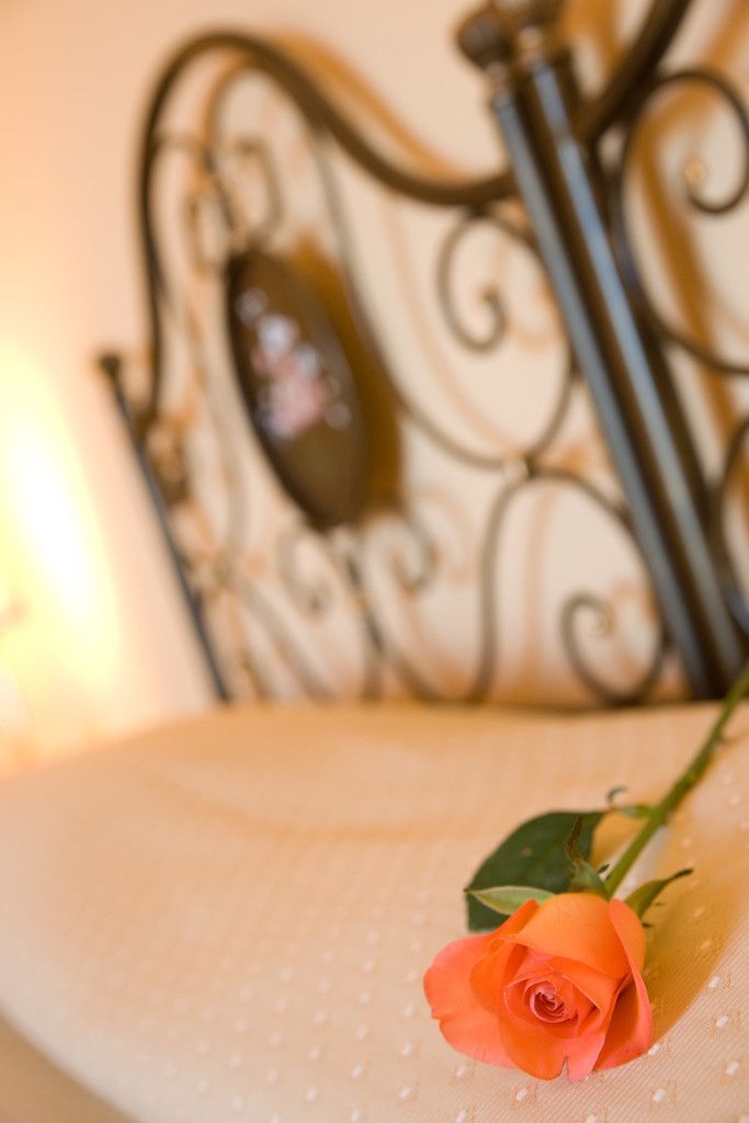 Camera d'hotel per coppie in uno degli alberghi economici a Taormina