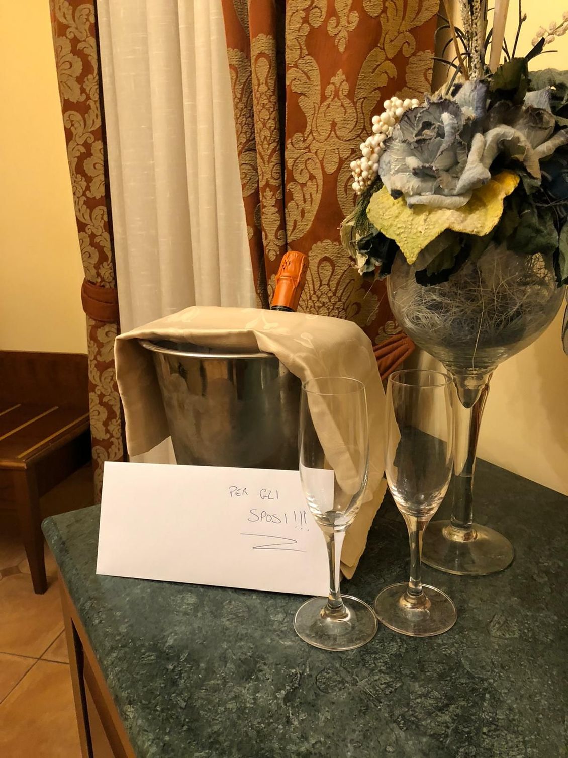 Camera d'albergo con spumante per luna di miele in uno degli alberghi economici a Taormina
