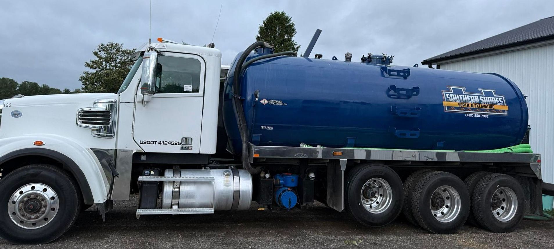 septic system pumping truck