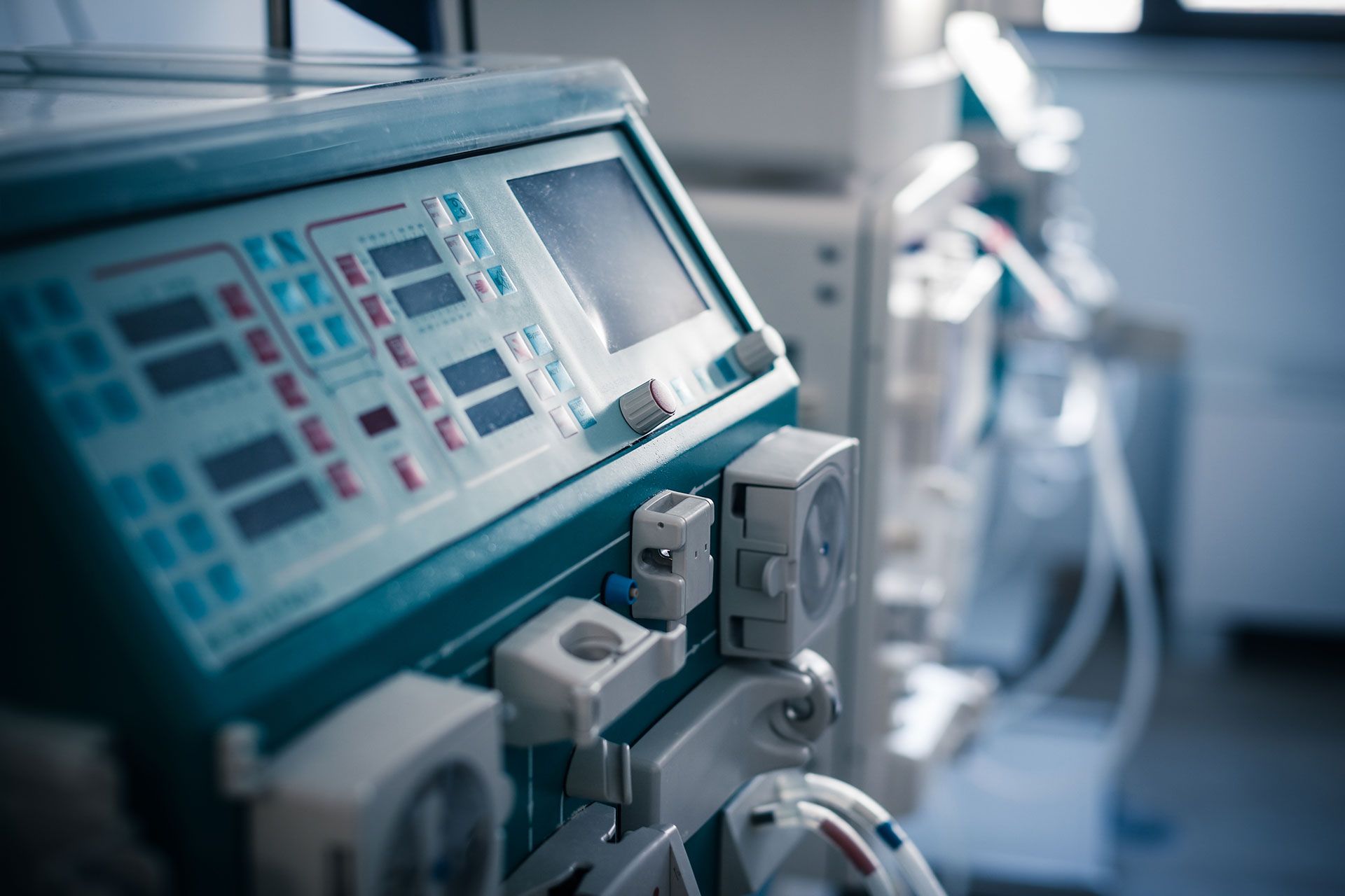 A close up of a medical device in a hospital room.