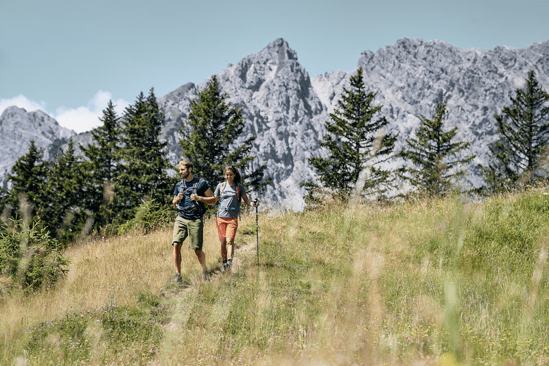 Ein Mann und eine Frau wandern in den Bergen.
