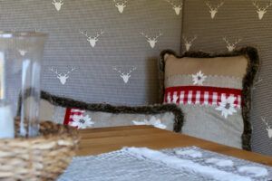 Ein Tisch mit zwei Kissen und einer Kerze darauf.