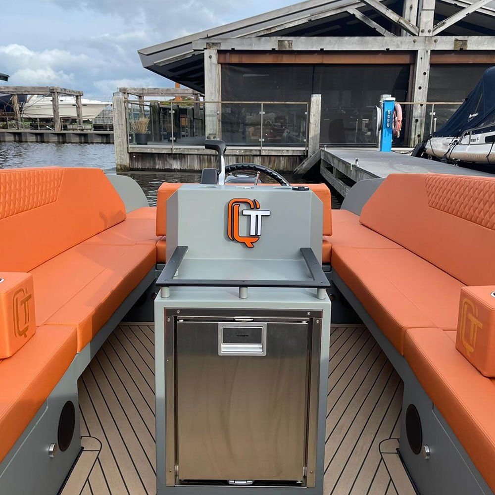 a boat with the letter t on the front