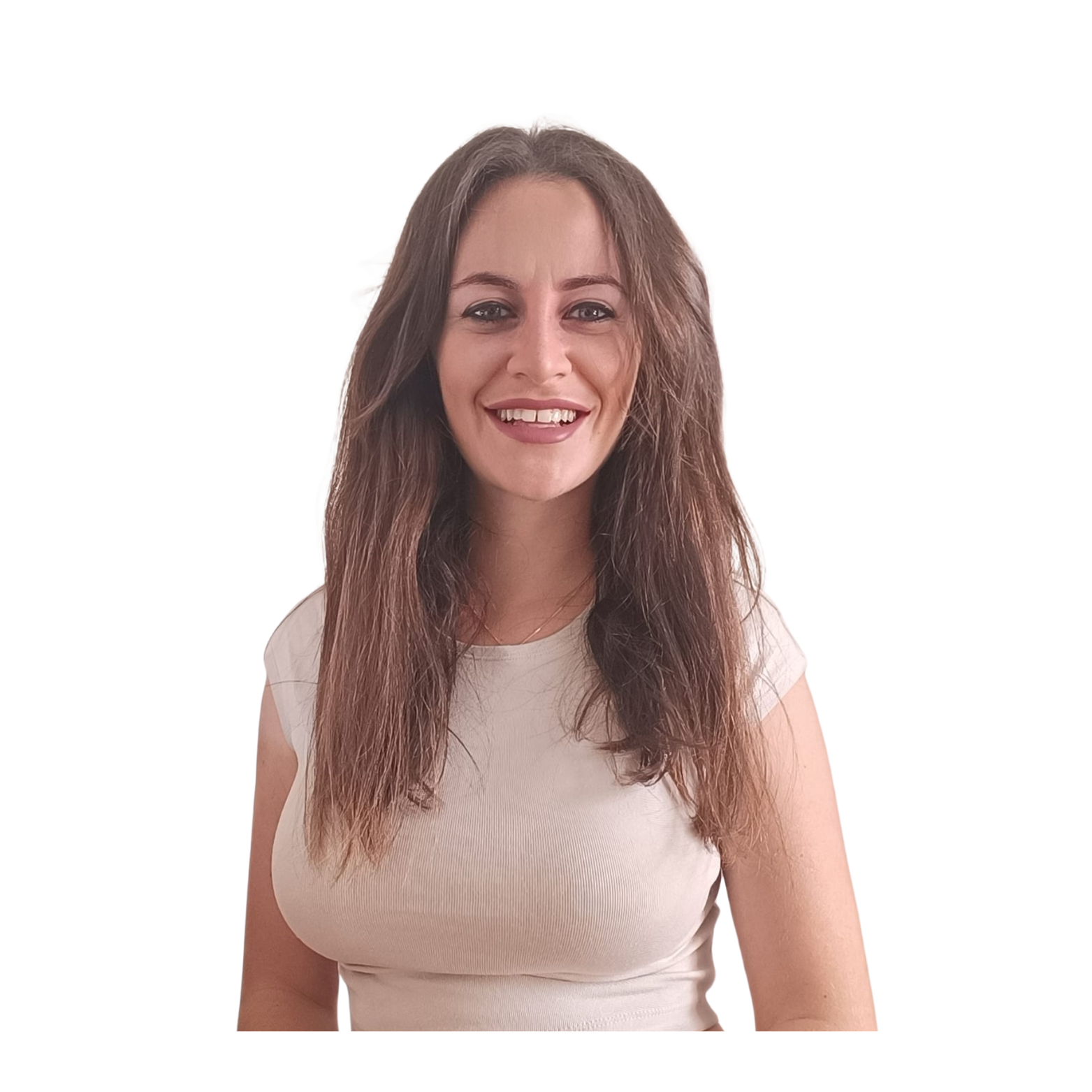 Una mujer con cabello largo y castaño sonríe a la cámara, vistiendo una blusa de color crema.