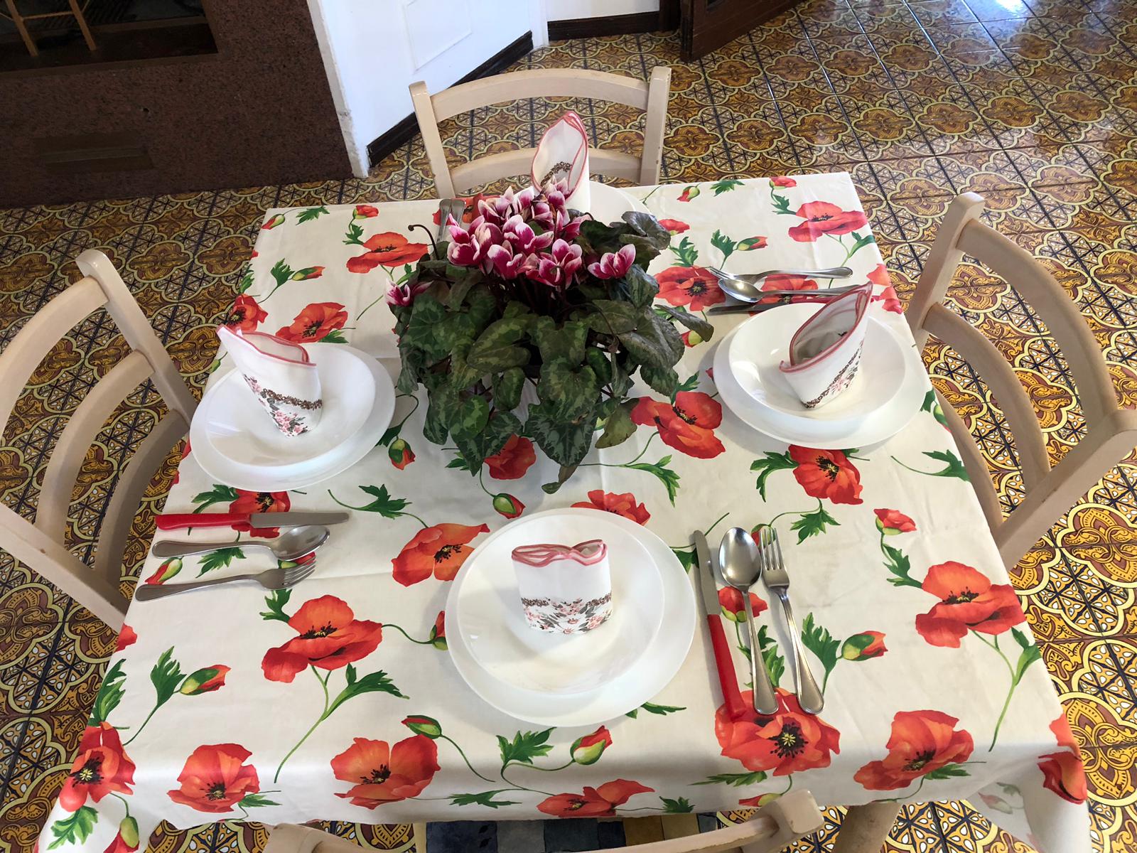 Tavolo apparecchiato di una residenza per anziani