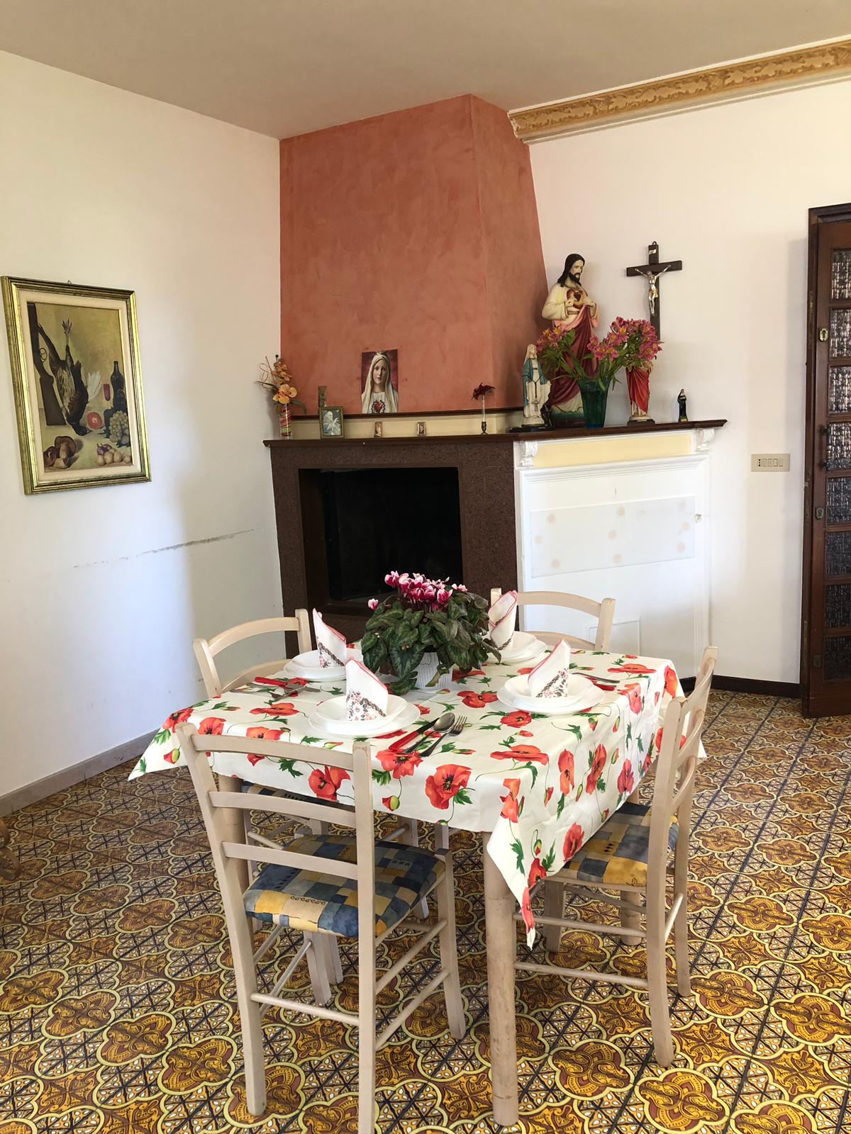 Tavolo in una cucina di una casa di riposo