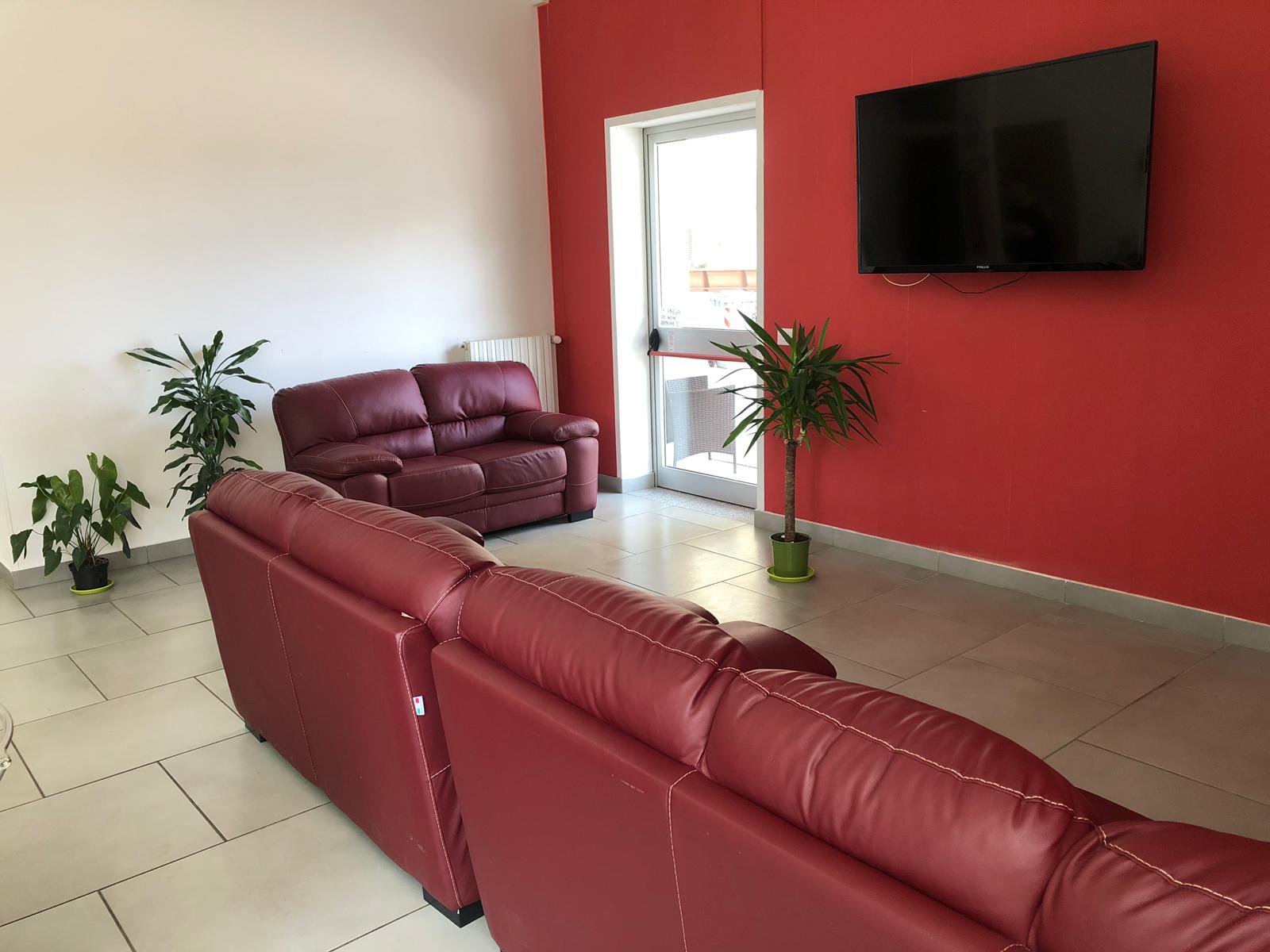 Divani in pelle nell'area comune di una casa di riposo