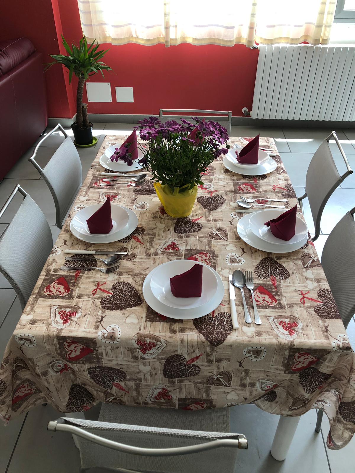 Tavolo apparecchiato nella sala comune di una casa di riposo