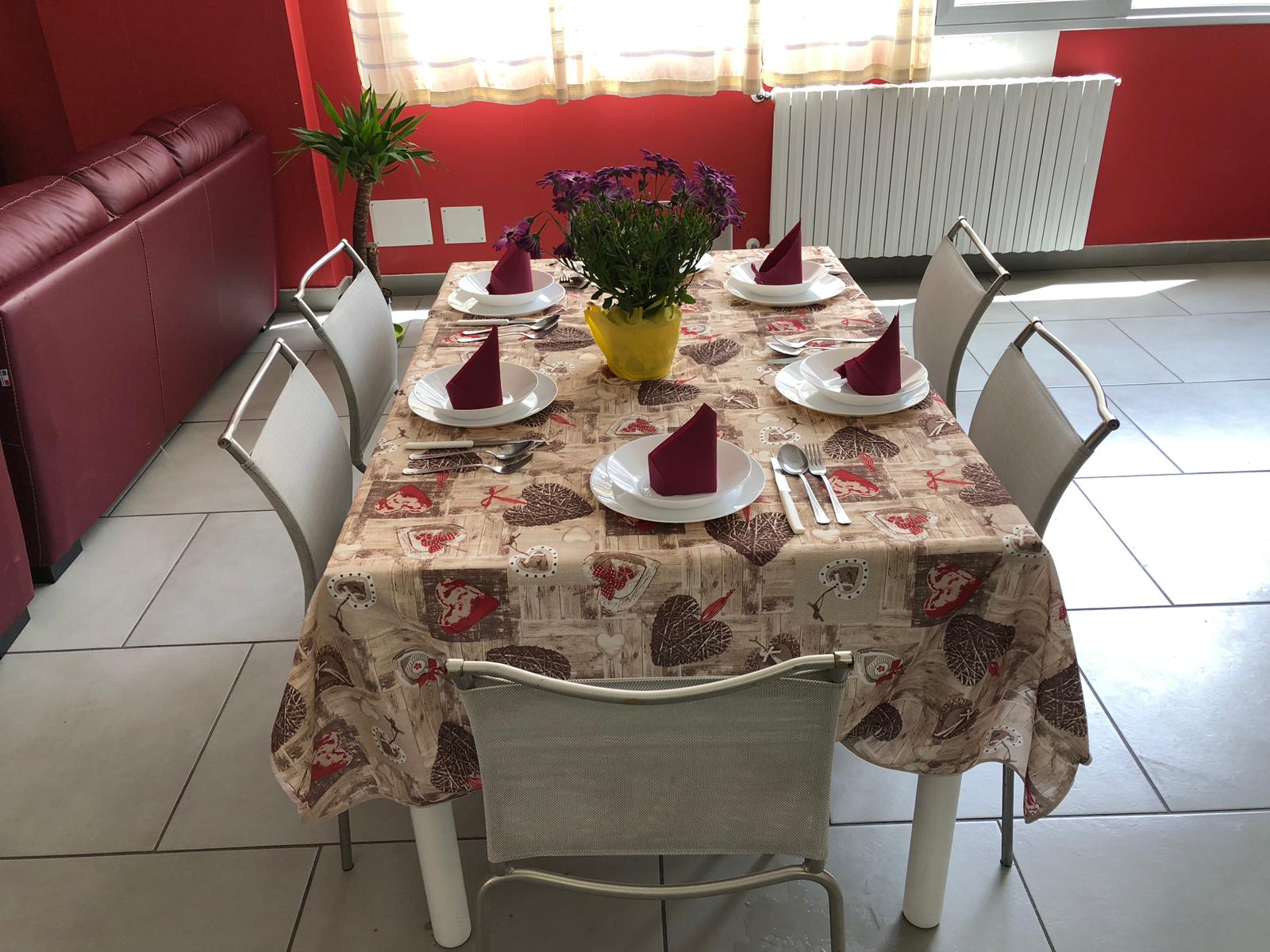 Tavolo apparecchiato in una casa di riposo