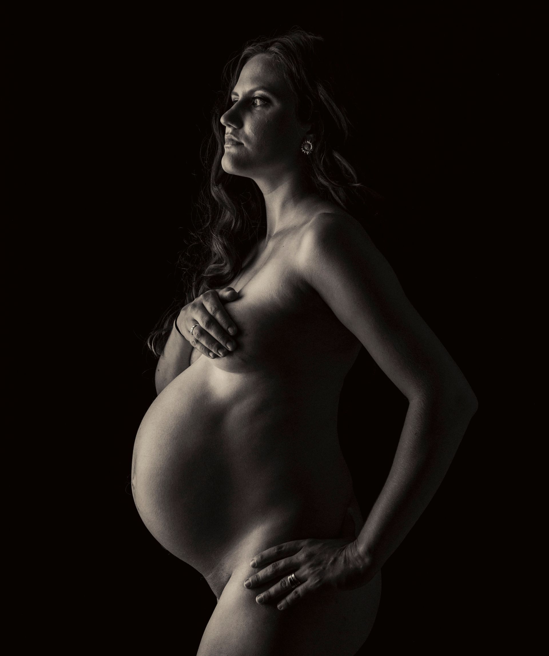  maternity photo portrait of a pregnant Asheville, North Carolina mother in western nc photographer studio, classic kneeling pose at 33 weeks pregnant