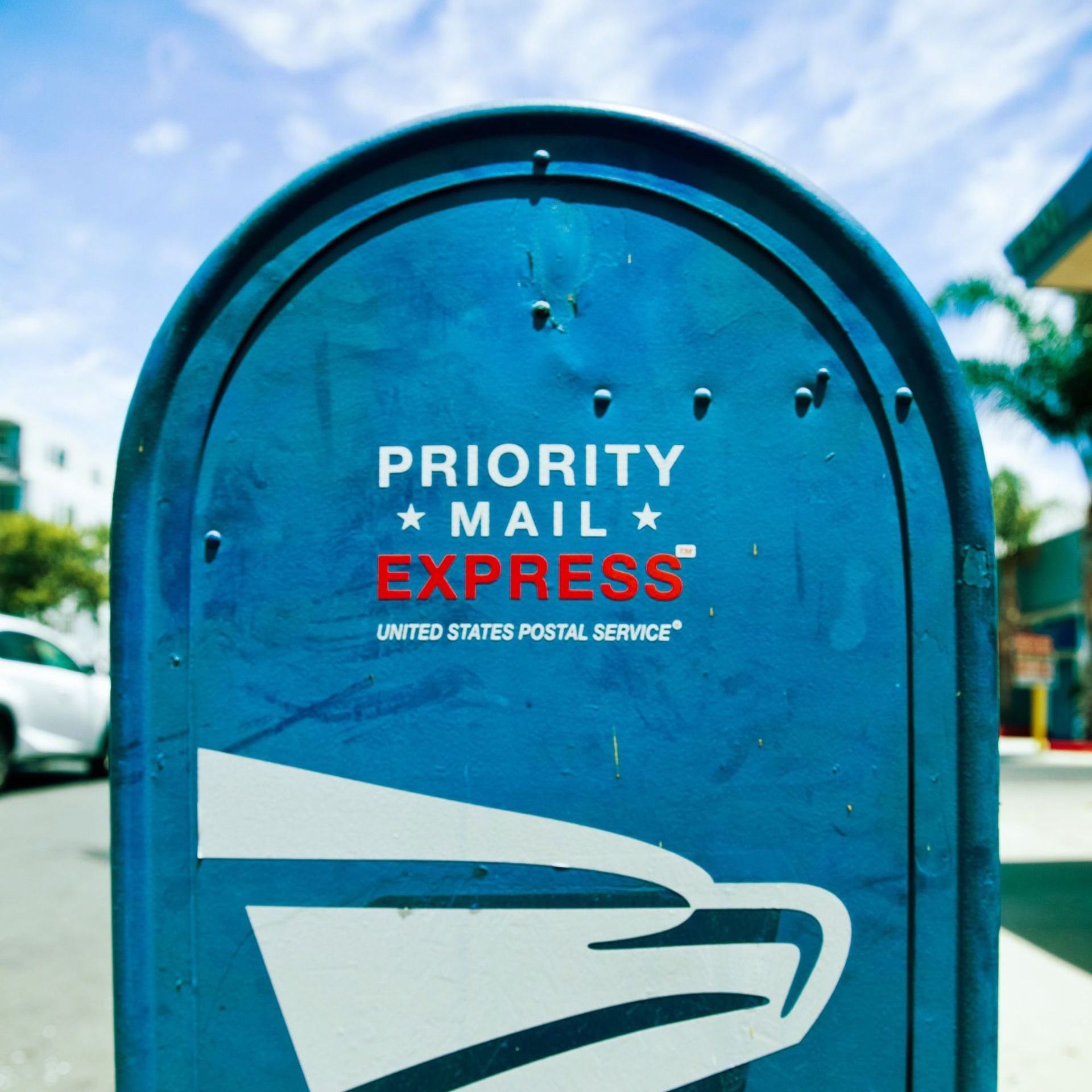 a blue mailbox that says priority mail express on it