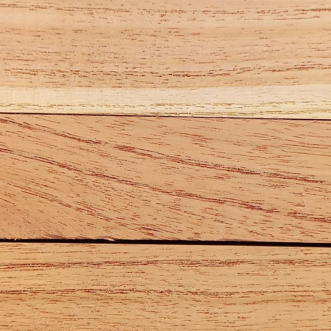 Un primer plano de un trozo de madera que muestra la veta y la textura.