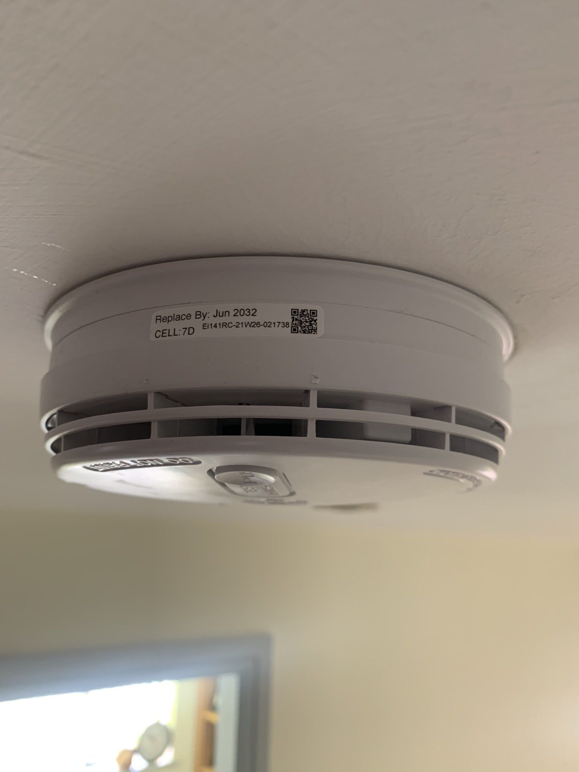 local electrician nearby installing domestic fire alarms and smoke alarms.. qualified electrician near me, domestic electrician fitting smoke alarms