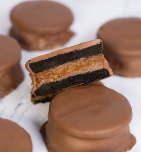 Alfajores de chocolate: galletas de chocolate negro con relleno de dulce de leche, cubiertas de chocolate.