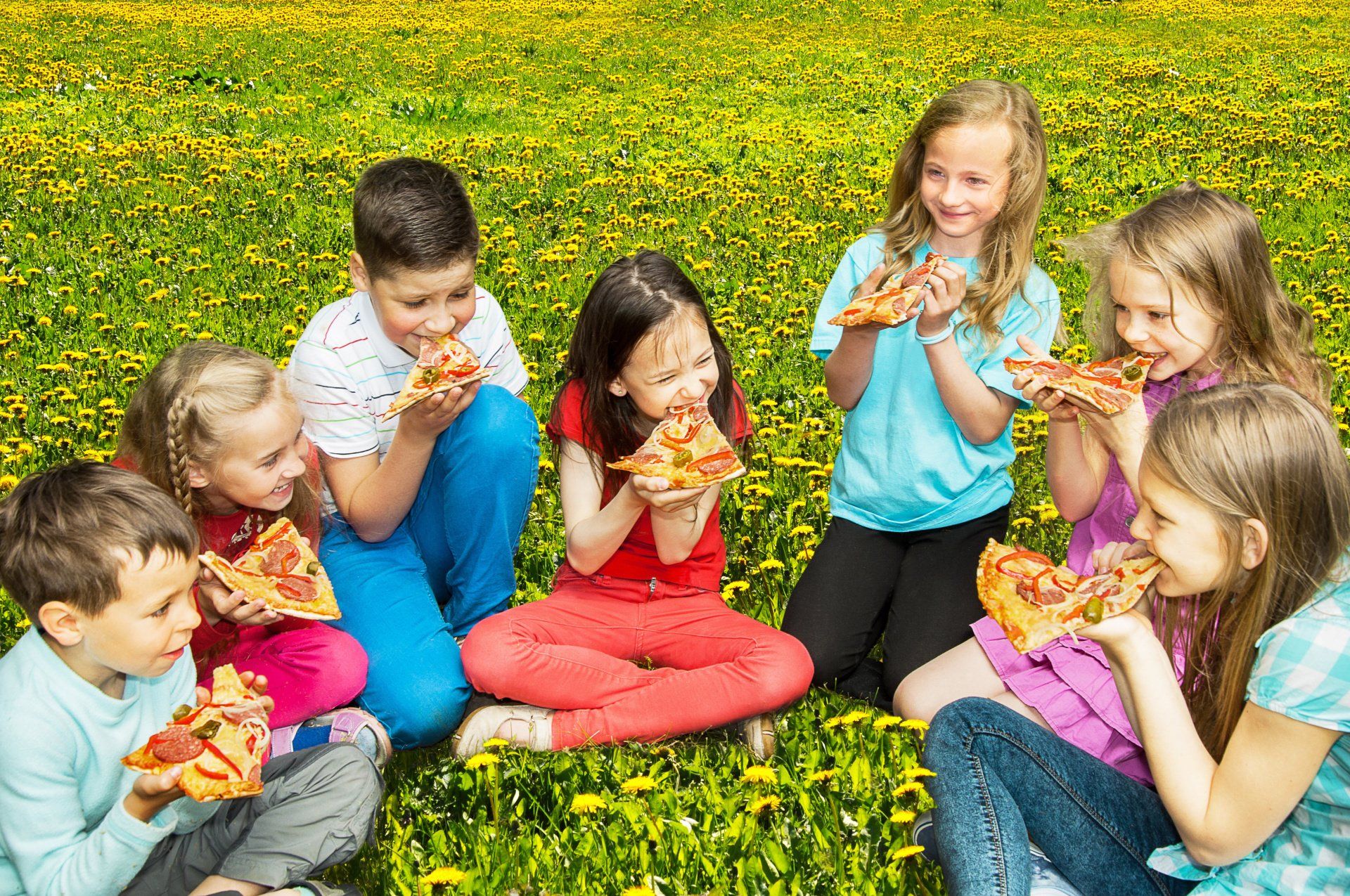Майя есть детей. Дети кушают на природе. Фотосессия пиццы дети на природе. Дети с пиццей на природе. Несколько детей едят.