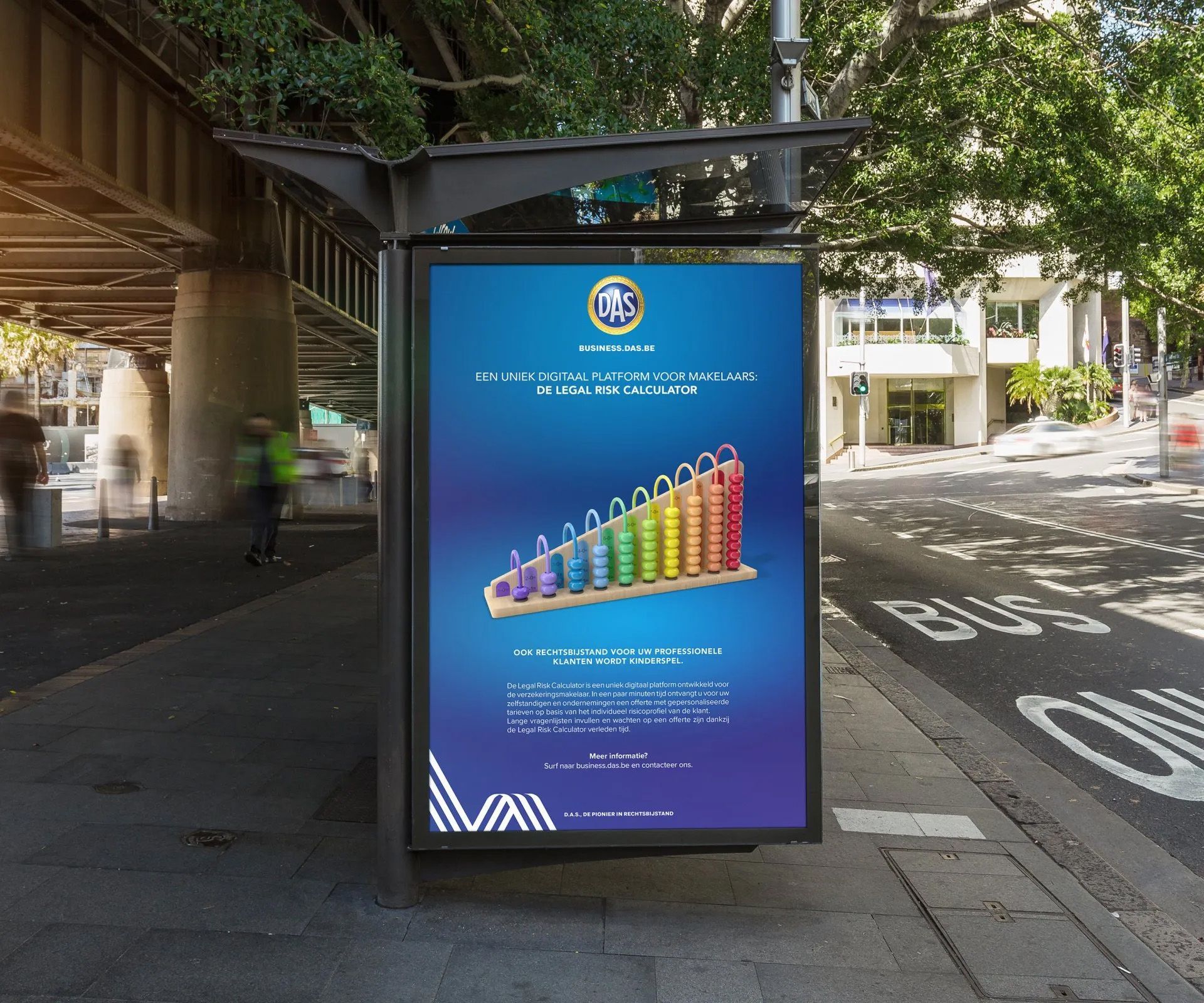 Reclame bij een bushalte met een kleurrijk telraam; de tekst promoot wiskundeonderwijs.