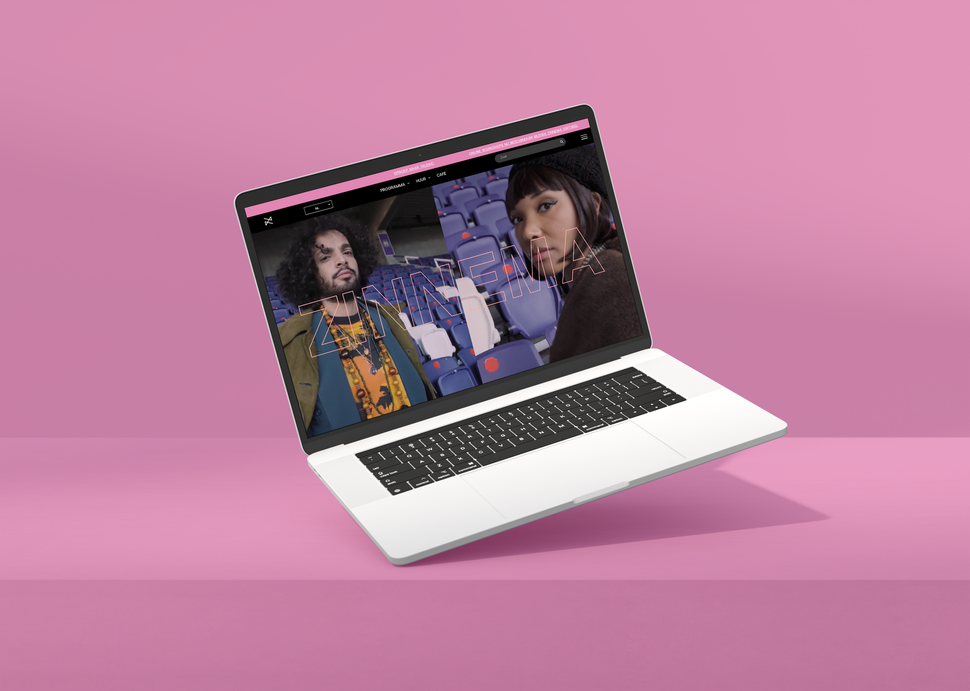 Laptop met daarop een videogesprek tussen twee personen, tegen een roze achtergrond.