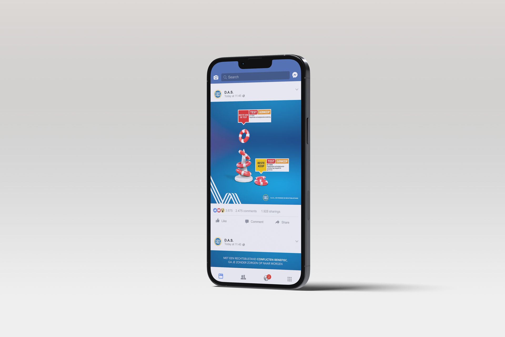 Smartphone met daarop een sociale mediafeed met kerstgerelateerde content, inclusief advertenties en feestelijke afbeeldingen tegen een blauwe achtergrond.