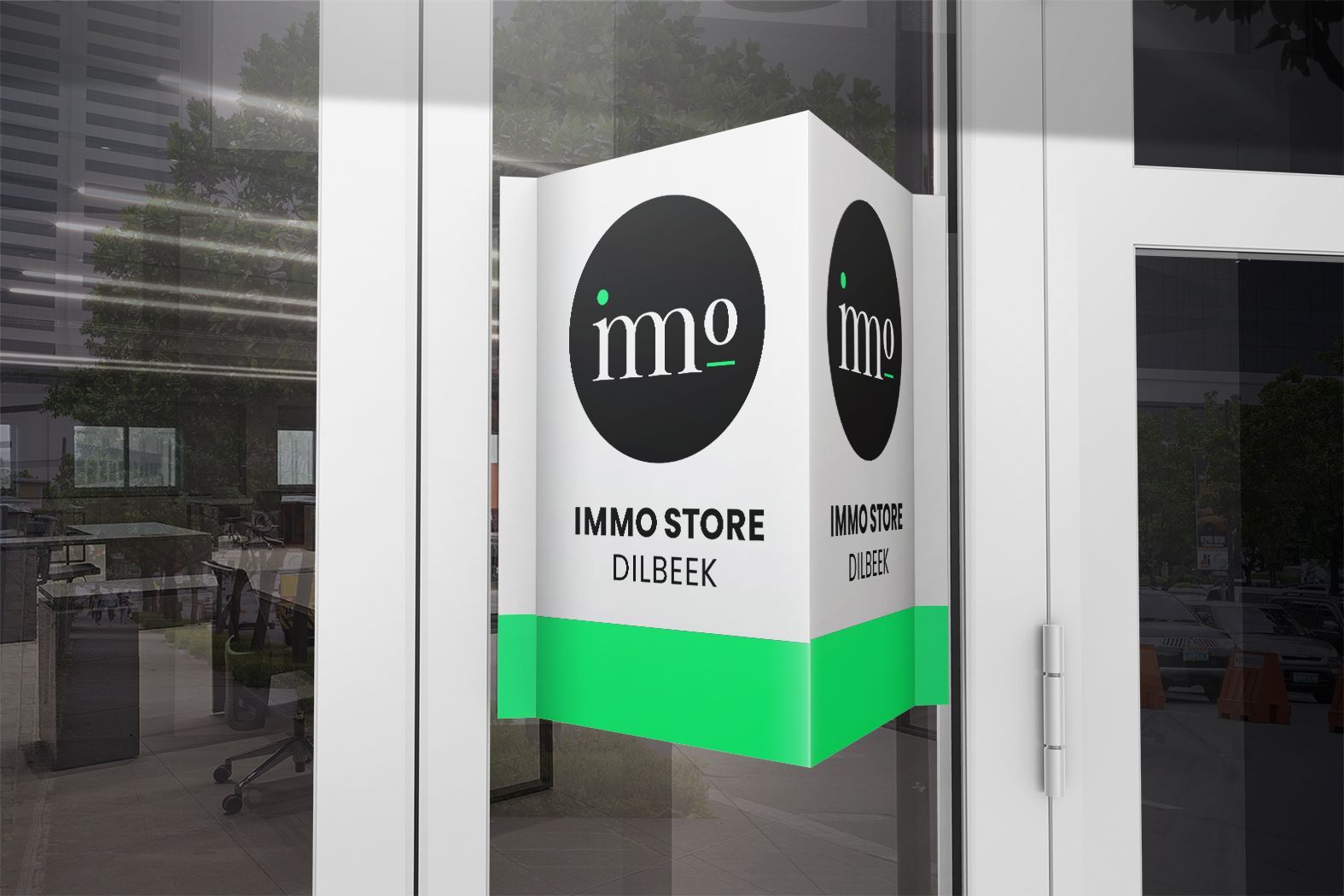 Aan een glazen deur hangt een driehoekig bord voor een 'immowinkel'. Het bord is wit, zwart en felgroen.