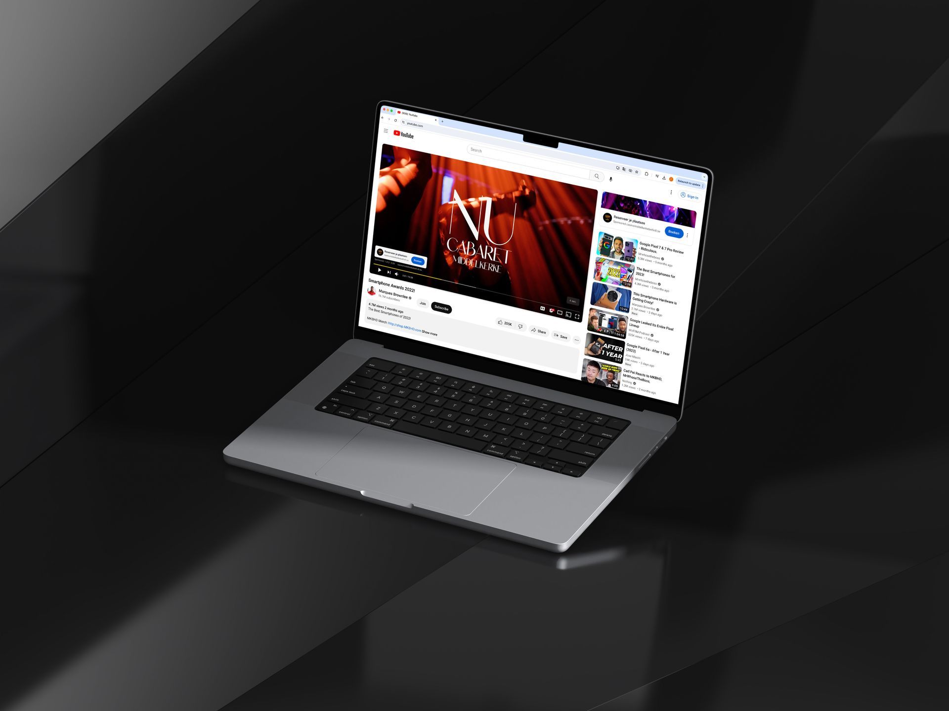 Laptop met daarop een YouTube-video, afgebeeld op een donker, reflecterend oppervlak.