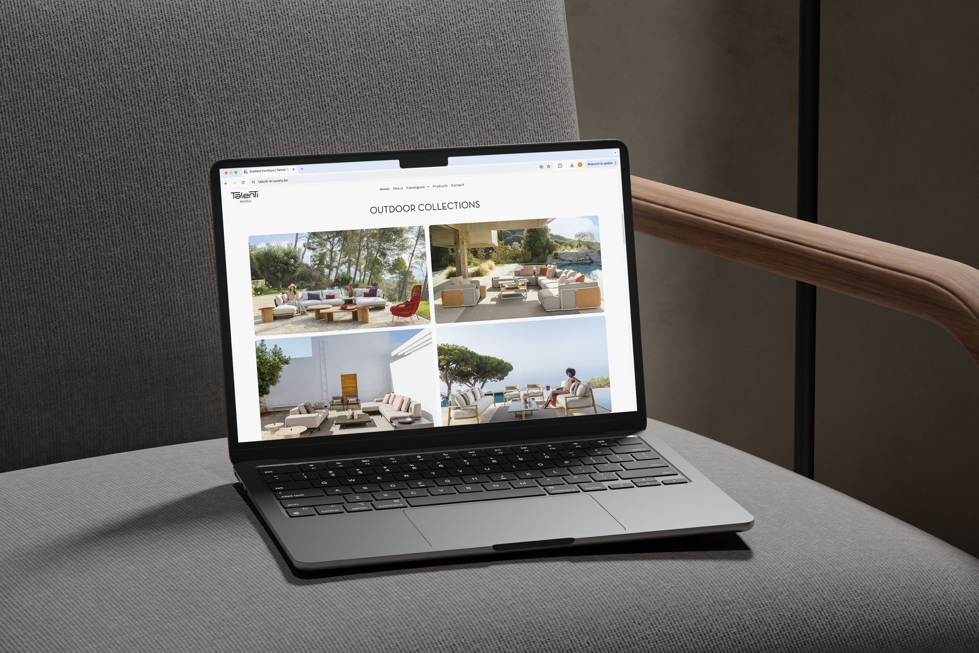 Een laptop met daarop een website met foto's van het buitenleven, geplaatst op een grijze fauteuil.