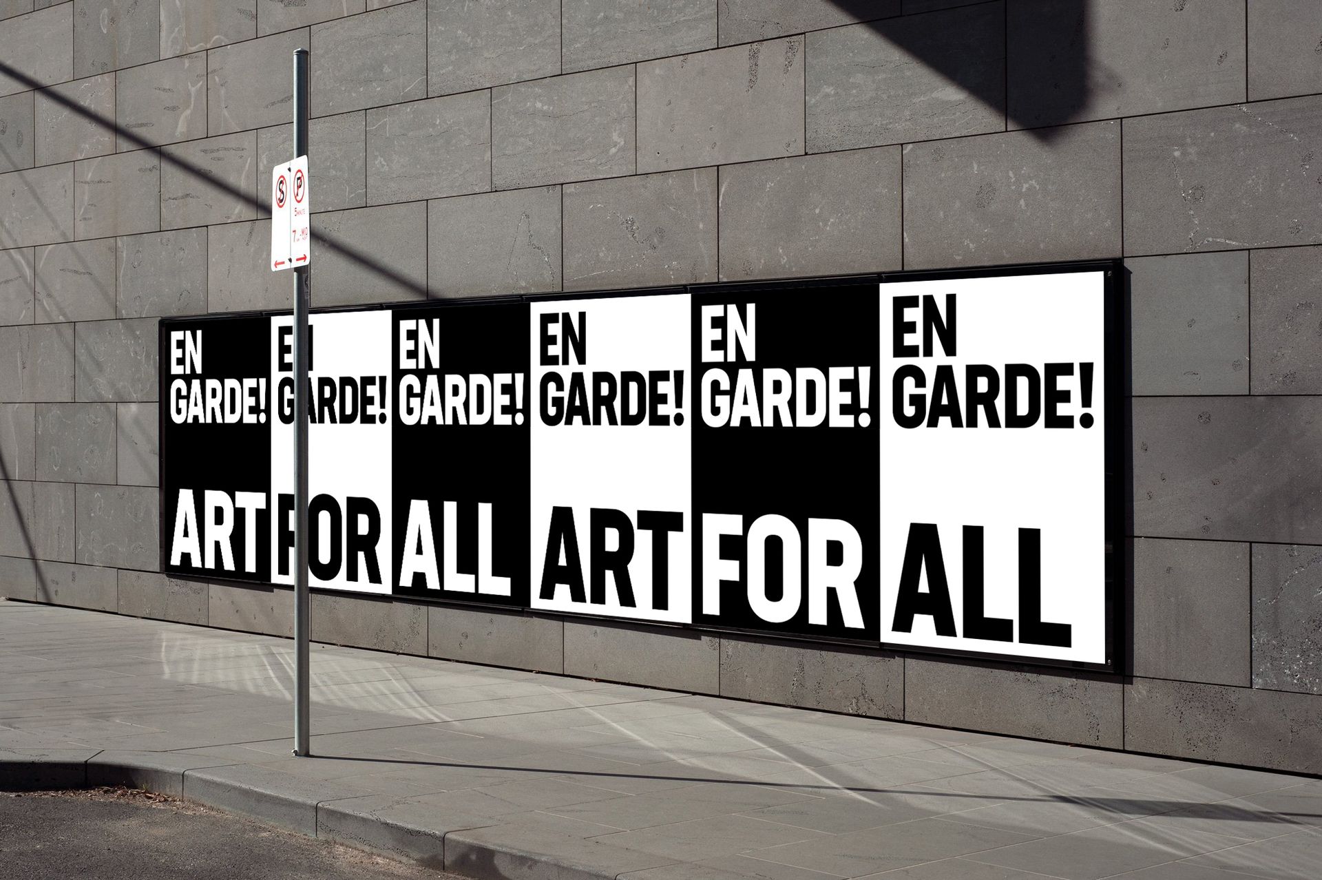 Zwart-wit poster op een bakstenen muur. 