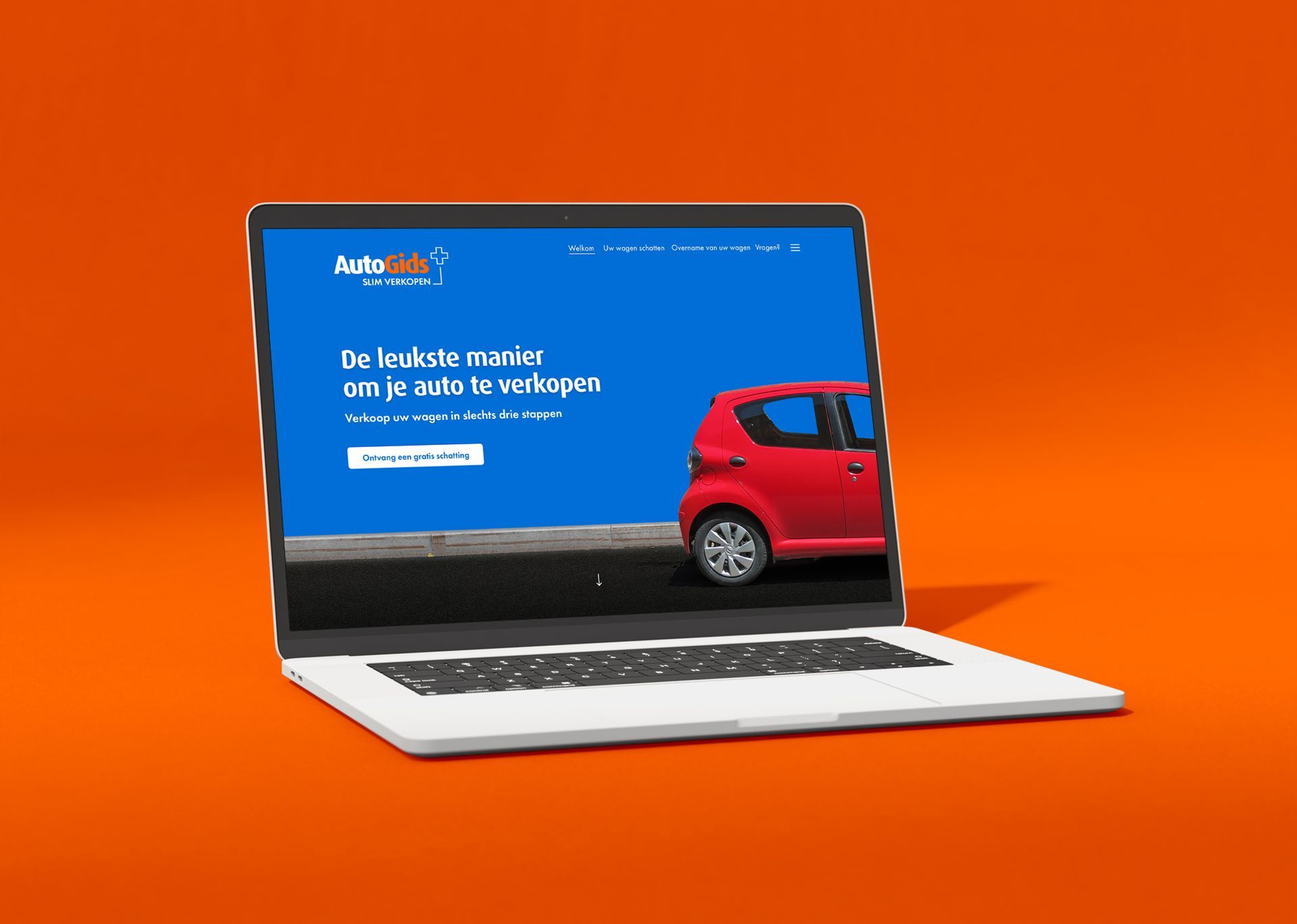 Laptop met daarop een autoverhuurwebsite, met een rode auto op een blauwe achtergrond, op een oranje oppervlak.