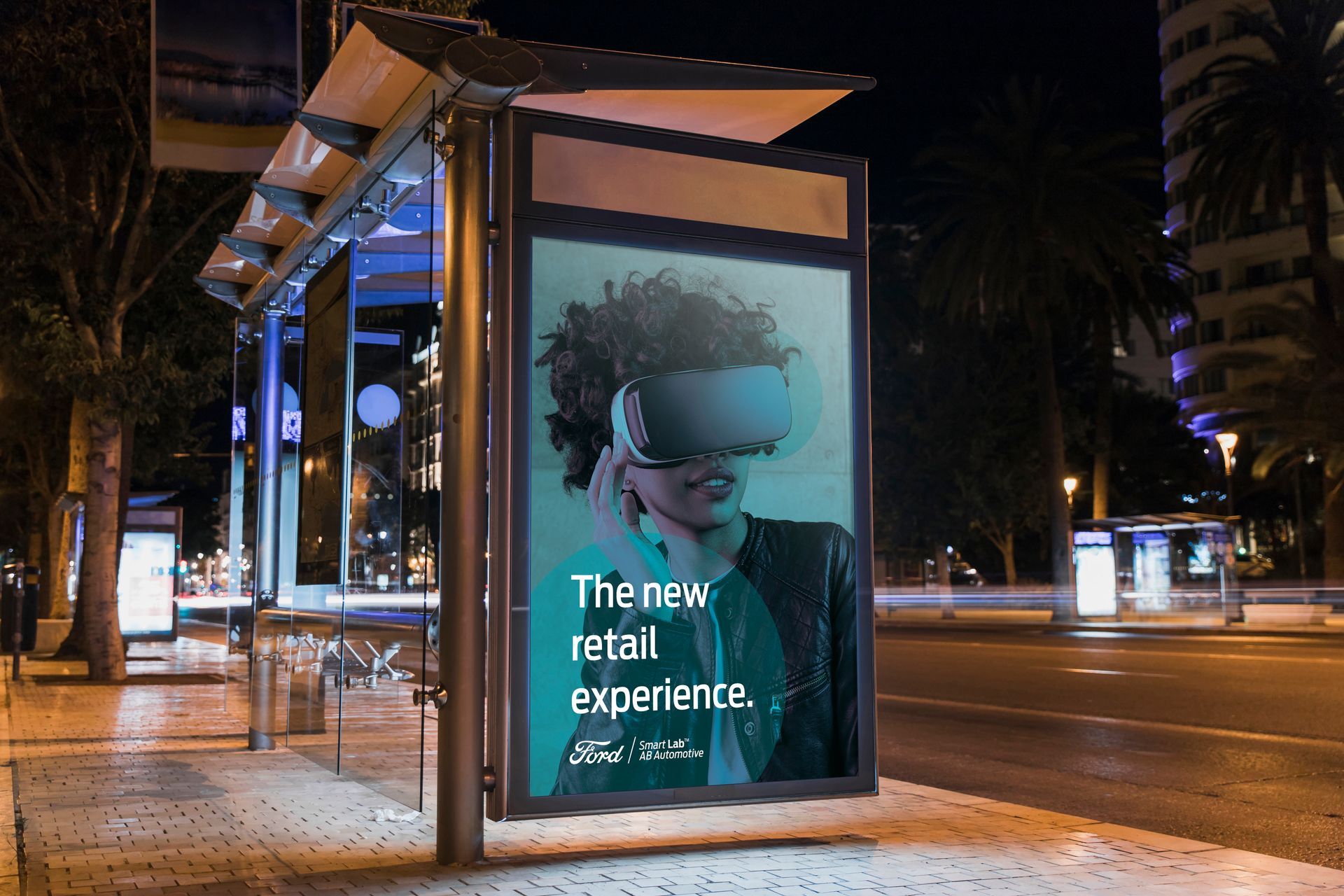 Reclame voor een winkelervaring bij een bushalte. Vrouw met een VR-bril, turquoise achtergrond, tekst 