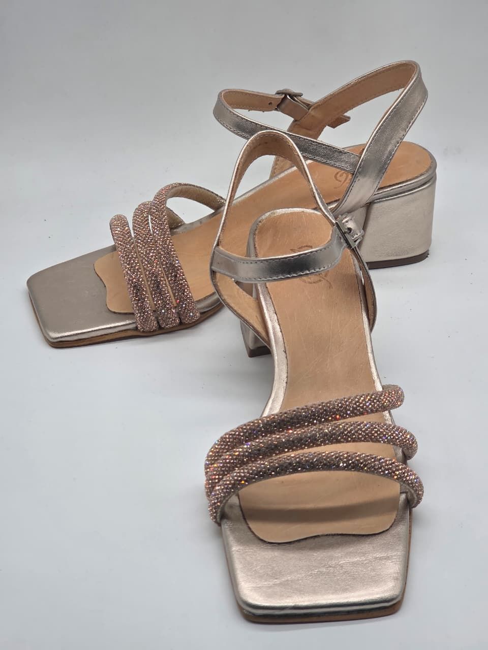 Sandalia Simona oro claro