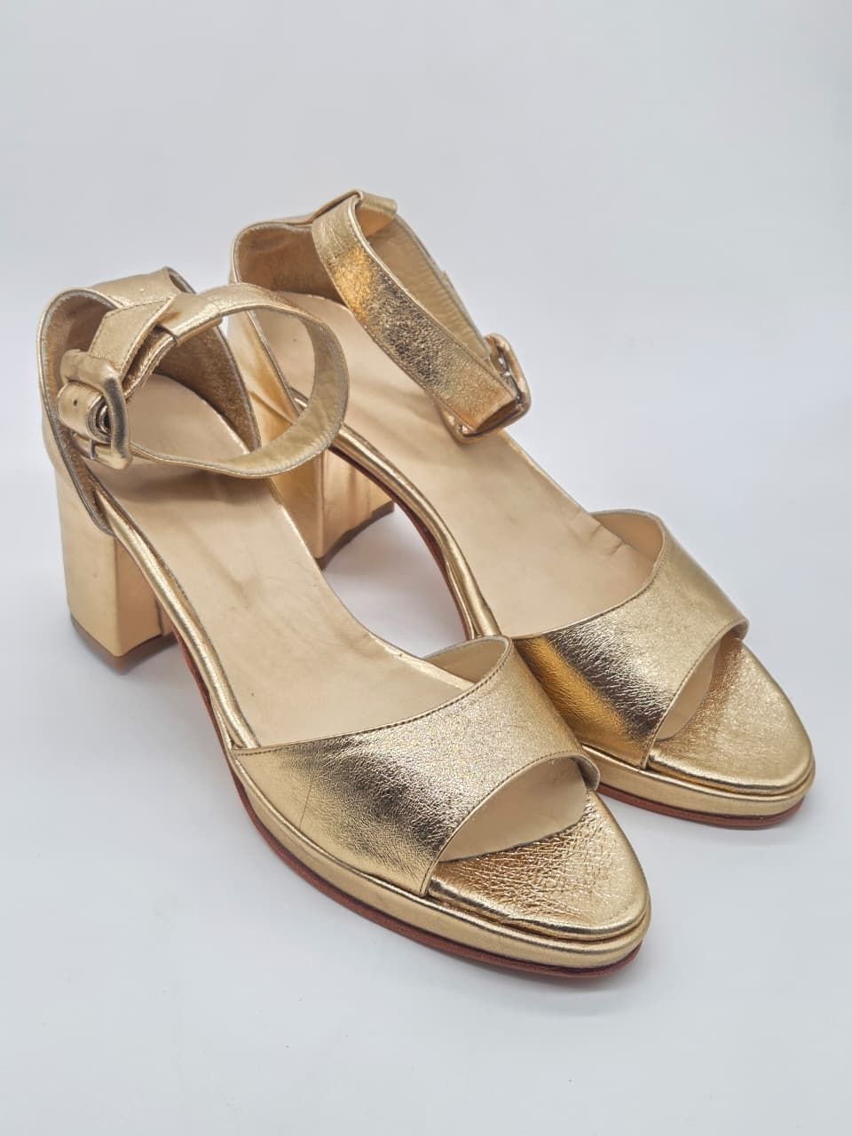 Sandalias Clau doradas